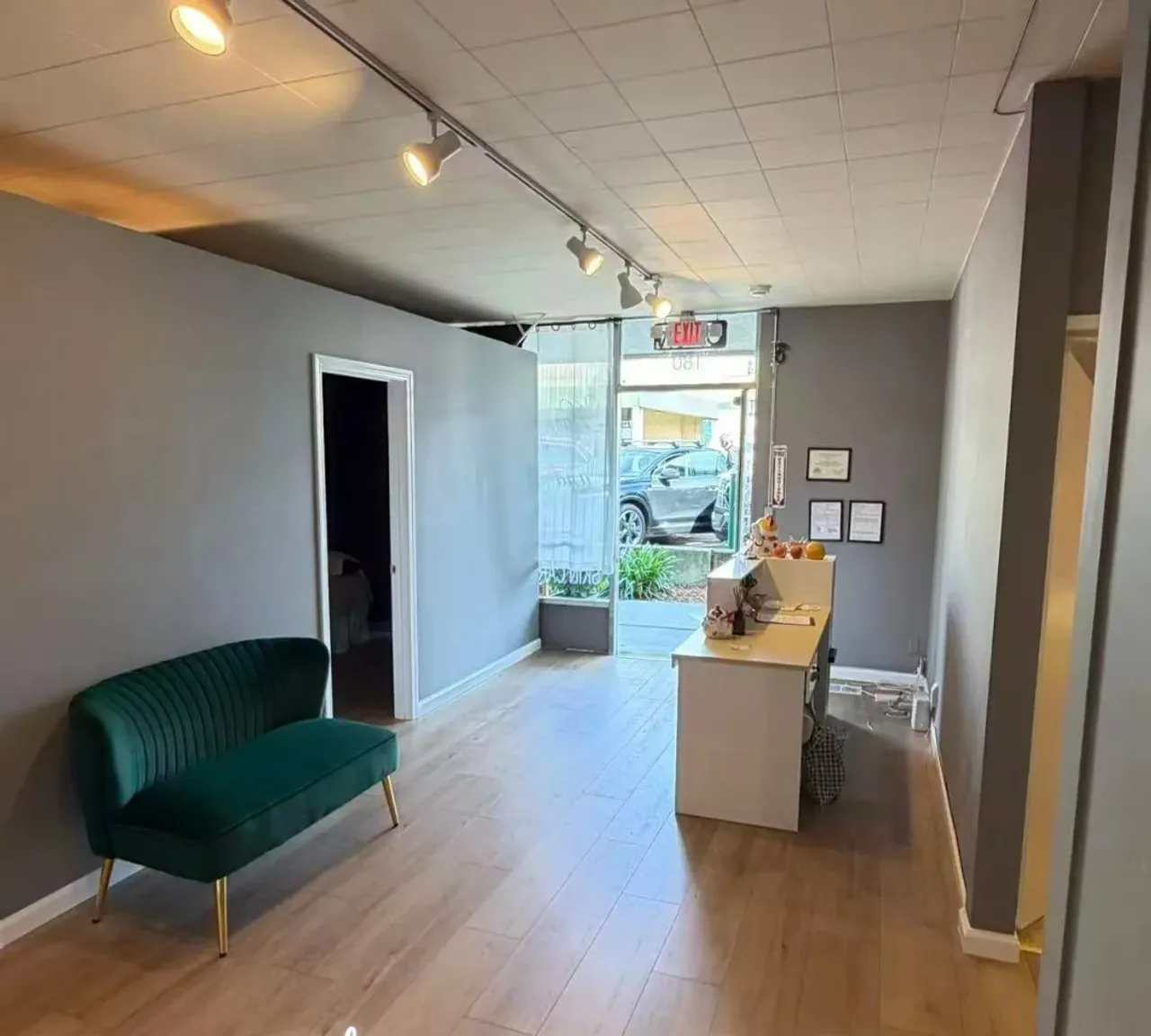The waiting lounge at Organic Day Spa in Palo Alto, with an emerald velvet bench on gold legs